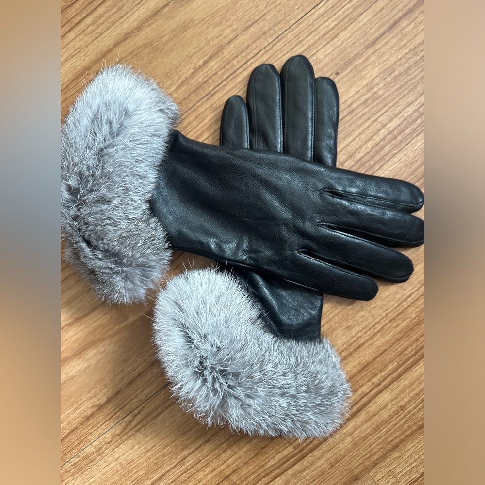 Italian cashmere lined leather gloves with faux fur